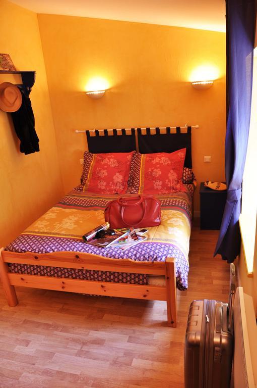 La Ferme Aux Abeilles Hotel Ambierle Værelse billede